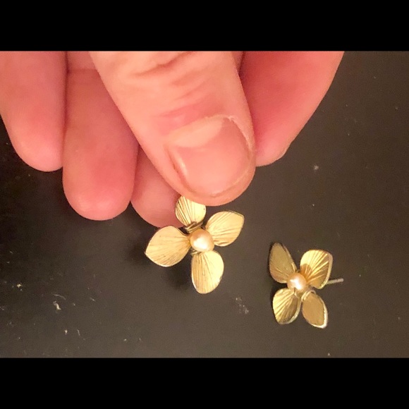 Hawaii stud flower earrings - Picture 3 of 3